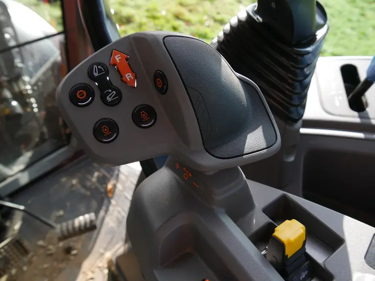 Le joystick du Kubota M6 loge les boutons pilotant la transmission, l’inverseur, le relevage arrière et deux régimes moteurs mémorisables.