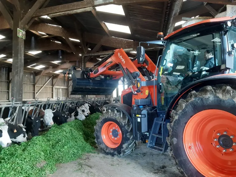 Le tracteur Kubota M6-142 est équipé à l'avant de pneus en 24 pouces.