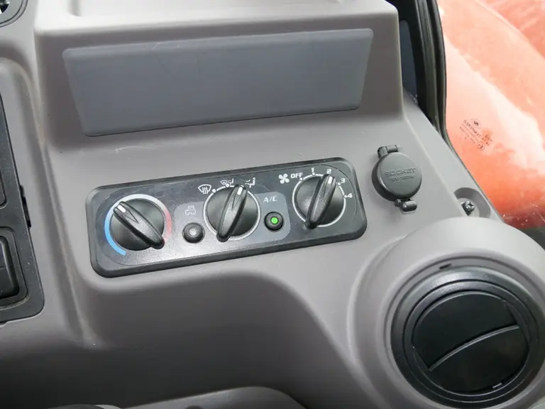 Le pupitre de commande de la climatisation est situé à l'arrière droite de la cabine du Kubota M6-142.