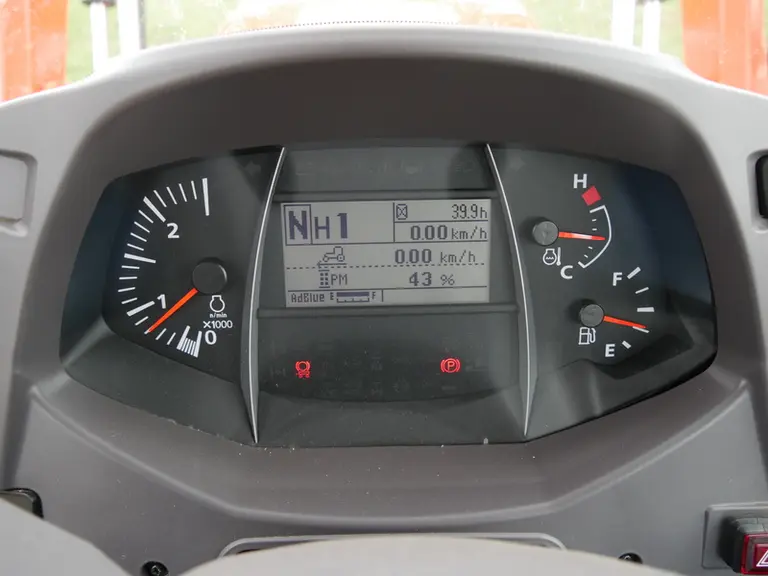 Le tableau de bord du tracteur Kubota M6 est clair et bien lisible.