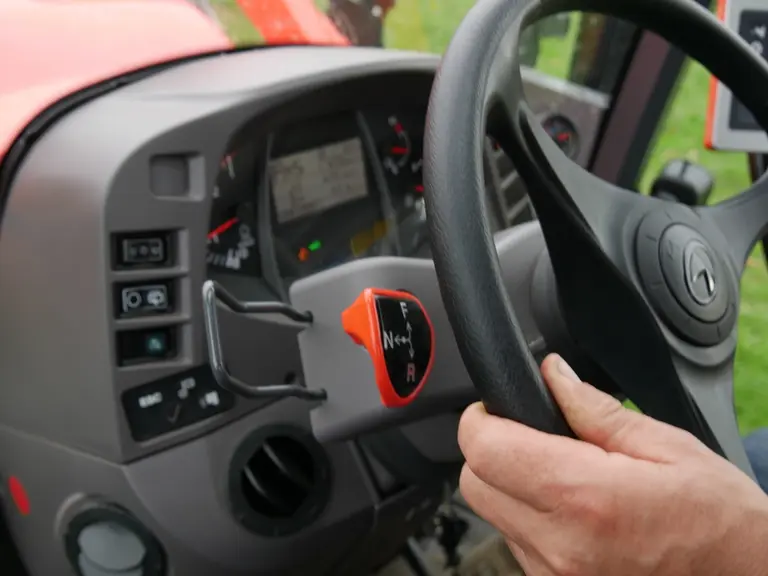 L'agriculteur essayeur Loïc Toullier apprécie particulièrement l'ergonomie du levier d'inverseur.