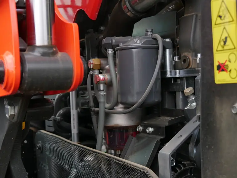 Les filtres à carburant du Kubota M6 prennent place du côté droit du moteur.