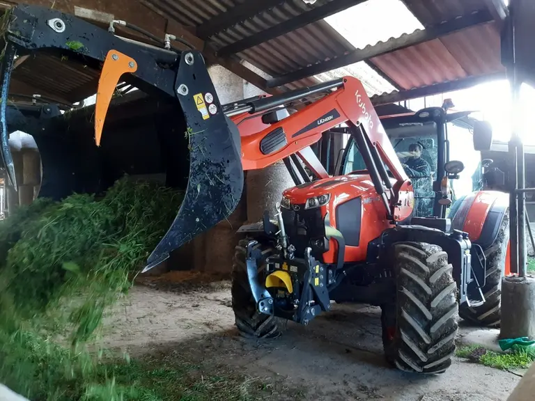 Le capot moteur proéminent du Kubota M6 pénalise la visibilité sur l'avant, notamment avec le chargeur frontal.