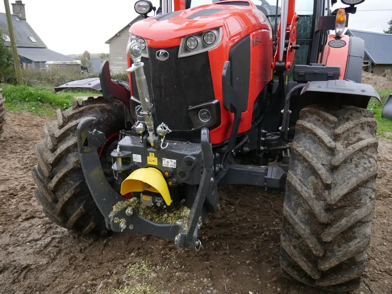 Le relevage avant optionnel du Kubota M6 affiche un capacité de 3 260 kg. Il se complète en option d'une barre de poussée.