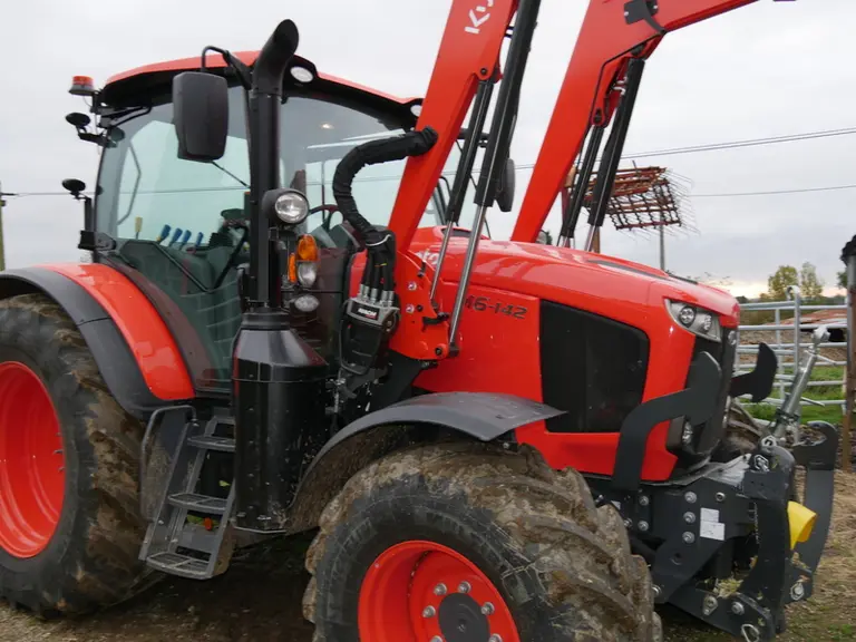 L'échappement dans l'alignement du montant avant droit de la cabine du Kubota M6 n'entrave pas la visibilité.