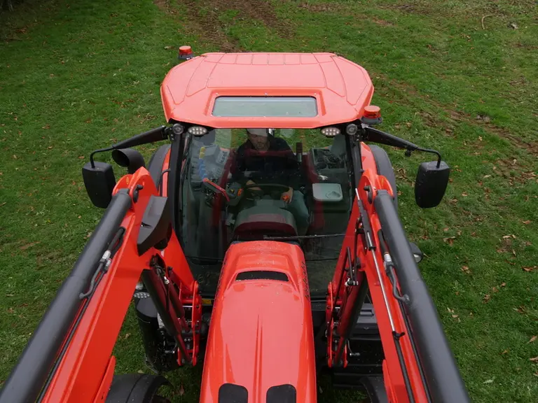 Le toit vitré du Kubota M6 forme une cuvette qui a tendance à se remplir d'impuretés.
