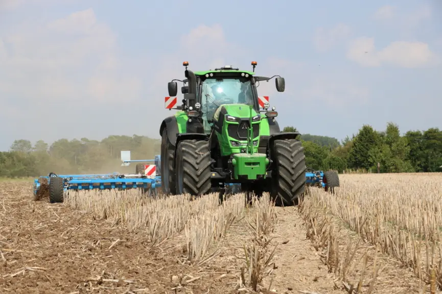 Le scalpeur Lemken Koralin 9 travaille très efficacement dans des chaumes de colza peu volumineux et pas trop sales. 