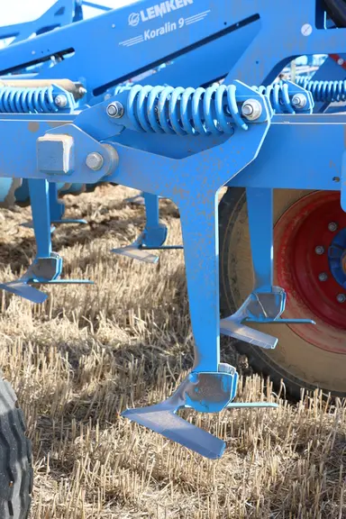 Le scalpeur Lemken Koralin 9 est doté de deux rangées de dents à sécurité à ressort.