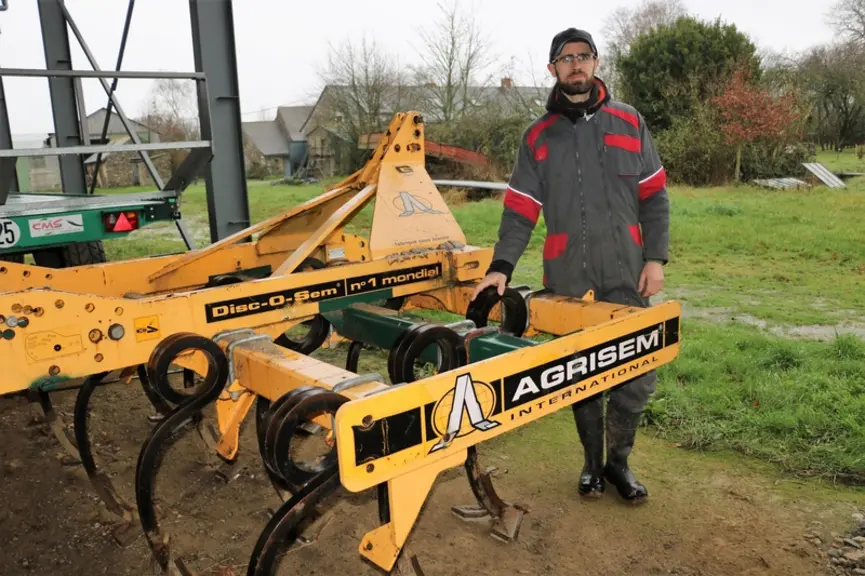 Jérémy Launay, agriculteur à Pannecé en Loire-Atlantique, a transformé un déchaumeur à disques indépendants en scalpeur à trois rangées de dents