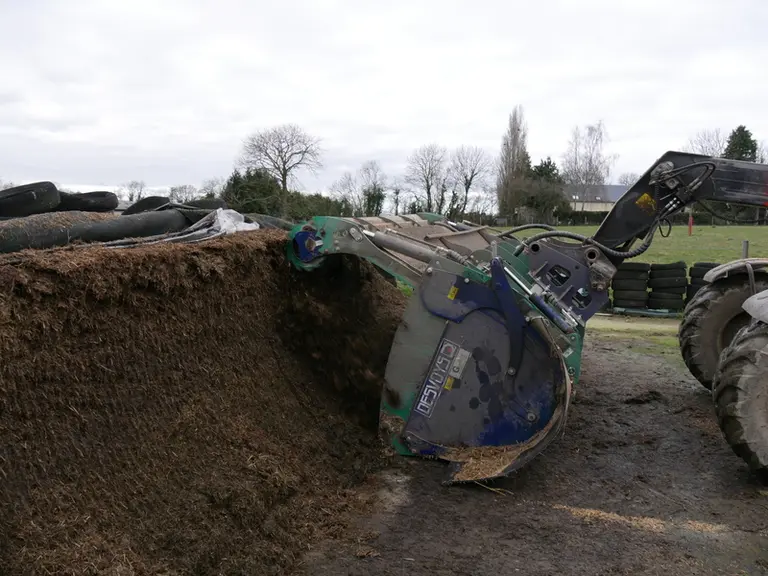 Une fraise alimentée par un circuit hydraulique bien dimensionné garantit un désilage sans défibrer le fourrage.