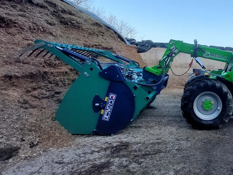 Les godets mélangeurs équipés d'une griffe de désilage peuvent aussi être utilisés pour manipuler des balles de foin, paille ou enrubanné.