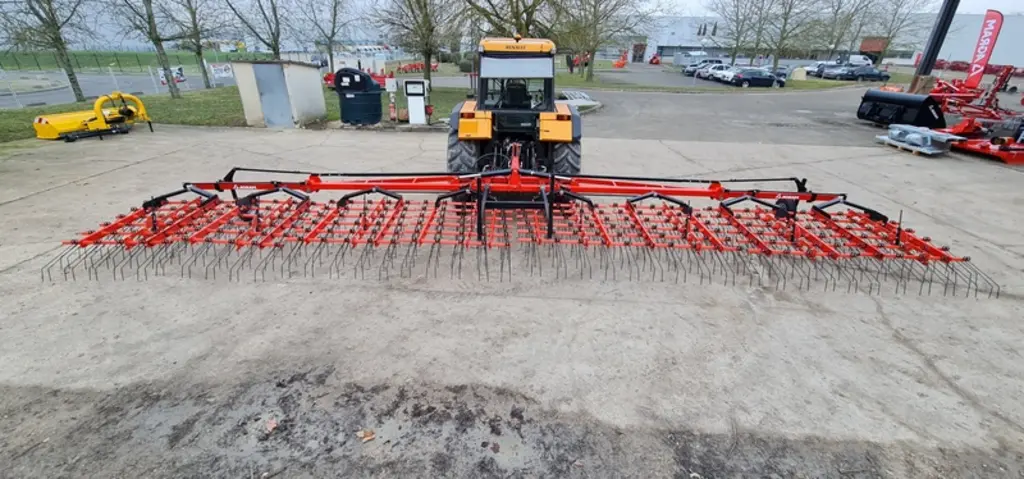 La herse étrille Géo Spring d'Agram propose une largeur de travail jusqu'à 12 mètres.
