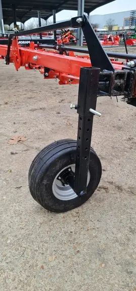 La herse étrille Géo Spring d'Agram dispose de 2 ou 4 roues de jauge selon la largeur.