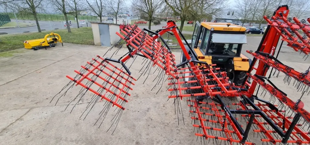 La herse étrille Géo Spring d'Agram se replie en ciseaux pour une largeur inférieure à 3 m.