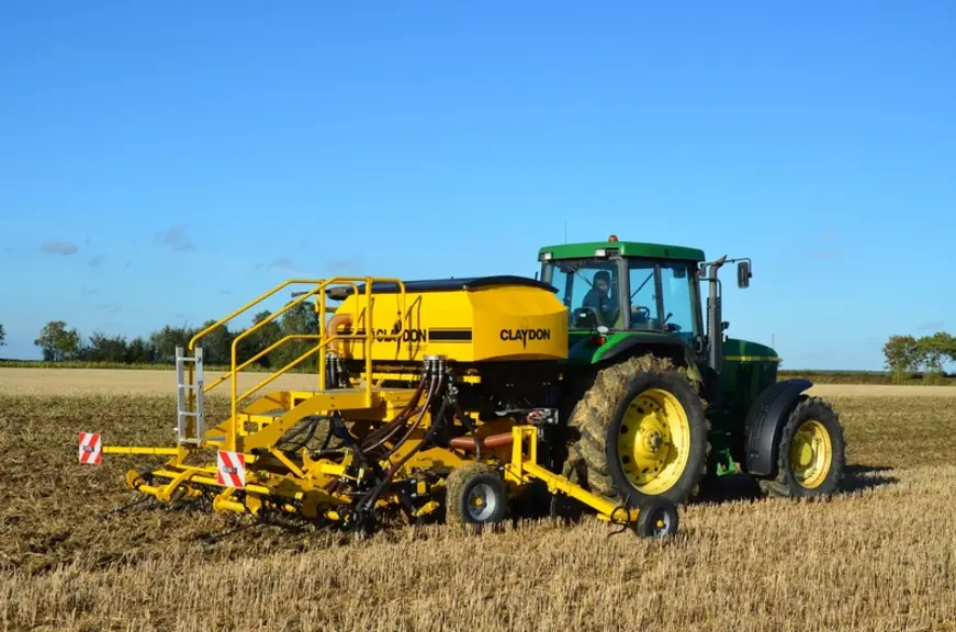 Les semoirs portés Claydon Evolution de 3 et 4 mètres en version fertilisation disposent d'une trémie de 2 700 litres divisée en deux (50/50) pour emp