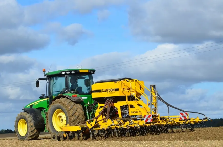 Le semoir porté Claydon Evolution de 6 mètres nécessite au minimum un tracteur de 300 chevaux.