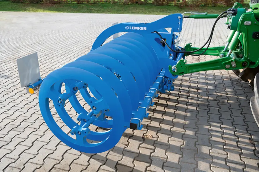 Le rouleau frontal VarioPack de Lemken est proposé en versions fixes de 2,5 à 4 mètres de large.