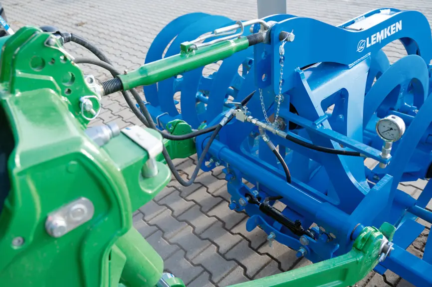 Le rouleau frontal VarioPack de Lemken intègre un système de guidage hydraulique assurant le retour du tasse-avant dans l'axe d'avancement.