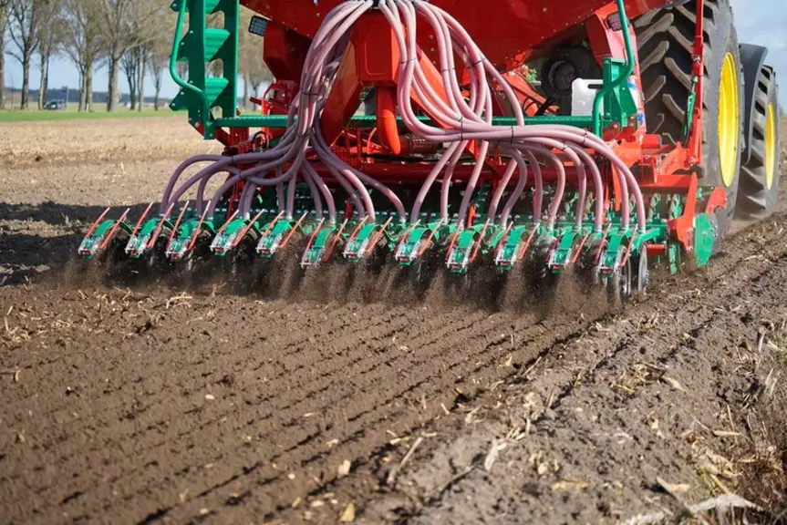 Le combiné de semis Aquila d'Agro-Masz, offre un réglage hydraulique de la profondeur disques et de la pression sur la ligne de semis.