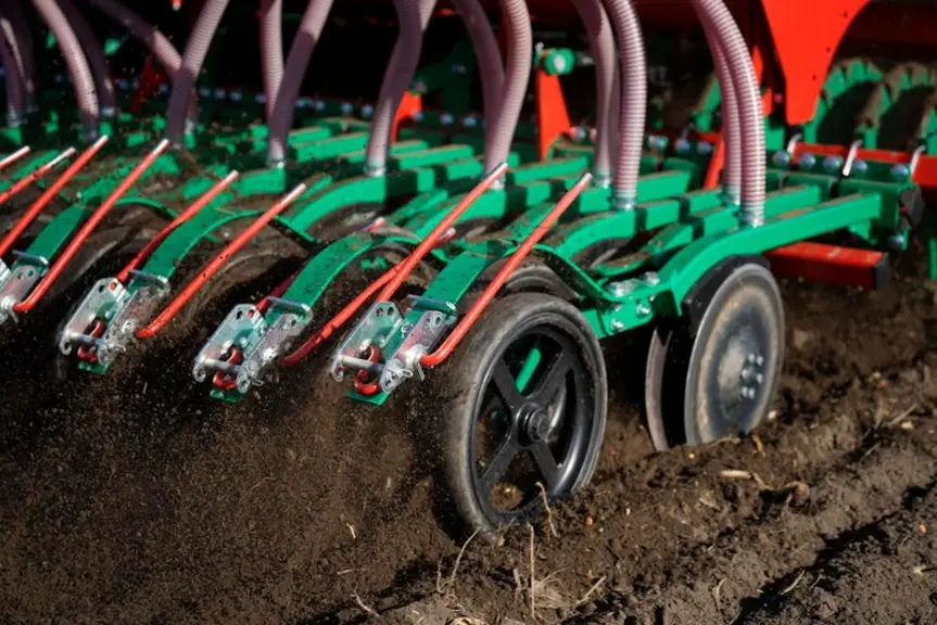 Le combiné de semis Aquila d'Agro-Masz dispose d'éléments à double-disque associé à une roue Farmflex et une herse.