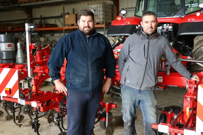 Olivier et Benjamin Batiot, agriculteurs à Montamat dans le Gers. "Notre bineuse 11 rangs équipée de disques et d'un guidage par caméra assure un trav