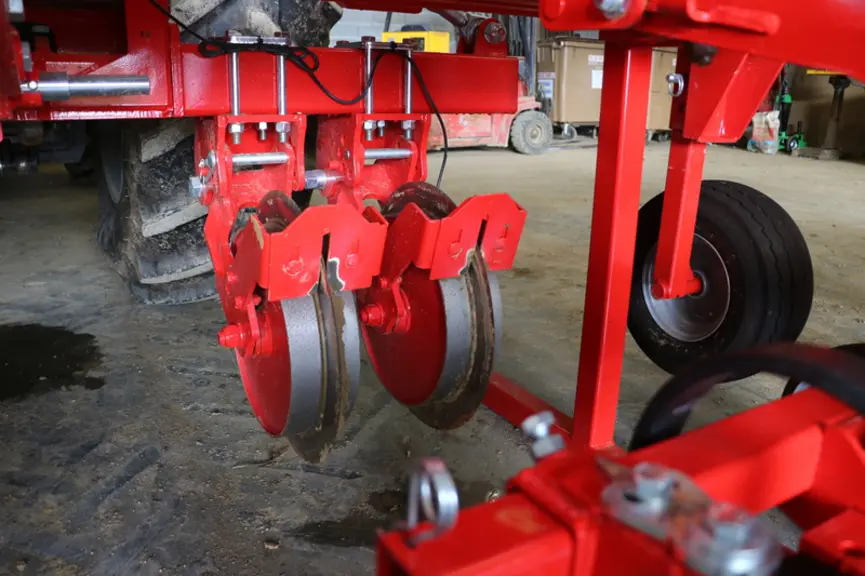 Quatre roues à disques de stabilisation dur le translateur et deux roues de jauge sur la bineuse sont nécessaires pour intervenir dans les dévers.