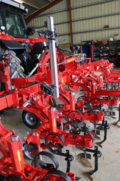 La bineuse Einböck est équipée d'une seule caméra de guidage. Les agriculteurs prévoient d'en ajouter une seconde de manière à mieux corriger la dériv