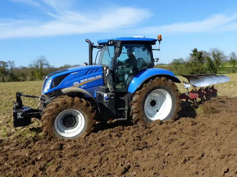 Le tracteur New Holland T6.160 Dynamic Command est un six cylindres compact bien équilibré.