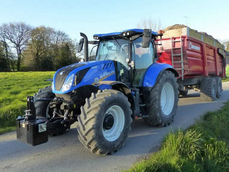 Le tracteur New Holland T6.160 Dynamic Command est particulièrement à l'aise sur la route avec un moteur réactif et un bon confort de conduite.