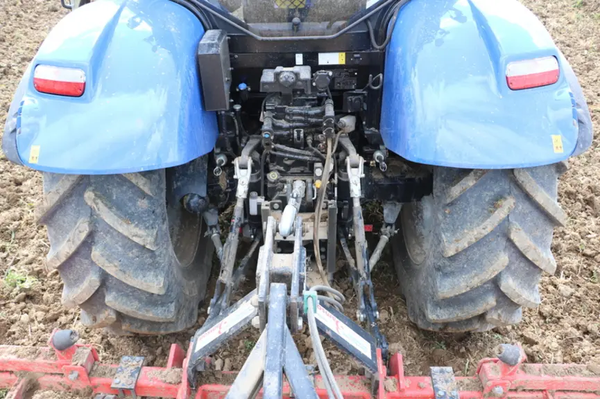 Le tracteur New Holland T6.160 Dynamic Command dispose d'un freinage de remorque double ligne hydraulique de série.