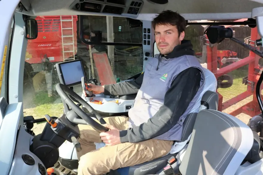 Le tracteur New Holland T6.160 Dynamic Command est doté d'une cabine spacieuse à 4 montants.