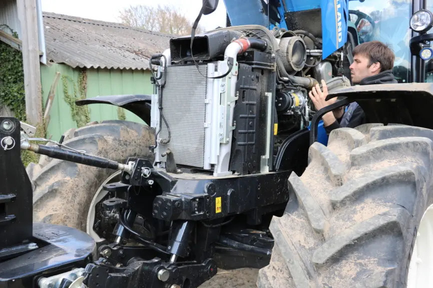 Le tracteur New Holland T6.160 Dynamic Command intègre le filtre à air au dessus du moteur, qui reste assez accessible. 