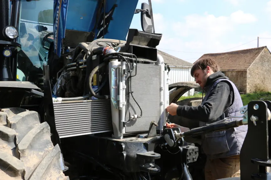 Le tracteur New Holland T6.160 Dynamic Command dispose de radiateurs qui coulissent ou pivotent