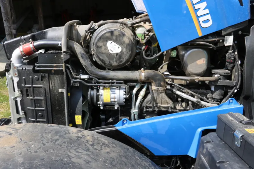 Le tracteur New Holland T6.160 Dynamic Command disposent de capots latéraux vissés.