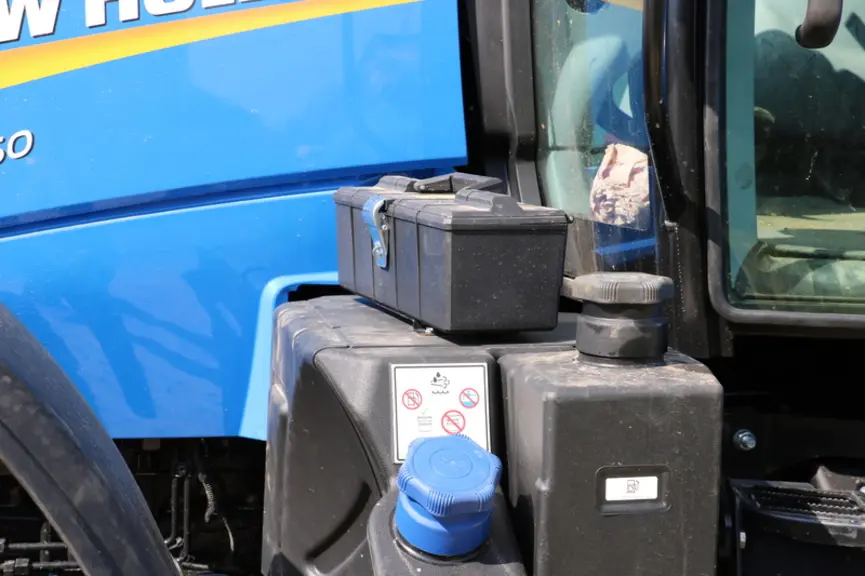Le tracteur New Holland T6.160 Dynamic Command est doté d'une caisse à outil qui pourrait être plus grosse, vue la place disponible.