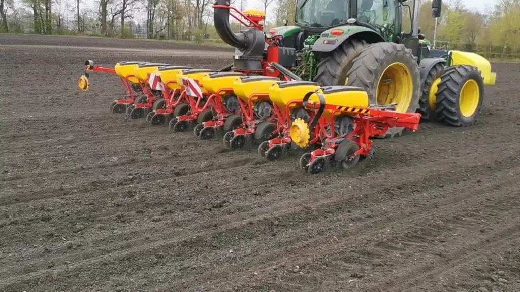 Le tracteur de 130 chevaux emmène, sans difficulté, le semoir monograine de 8 rangs à 12 km/h, allure à laquelle la qualité de semis est jugée optimal