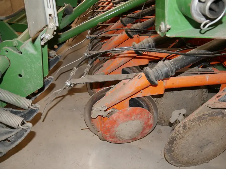 L’agriculteur a équipé son semoir en lignes de tuyaux de descente pour la fertilisation liquide. Ce montage devrait être utilisé cette année pour la p