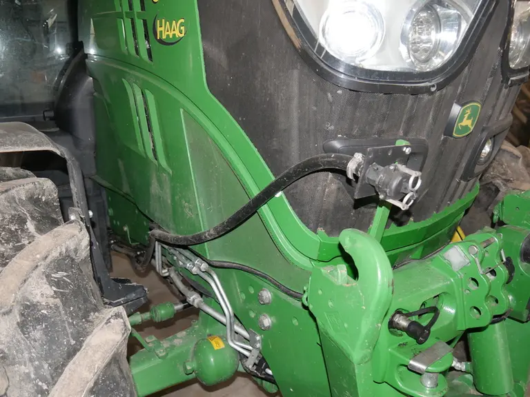 Le transfert de l’engrais liquide depuis la cuve frontale vers le semoir est assurée par un tuyau de petite section installé à demeure sur le tracteur