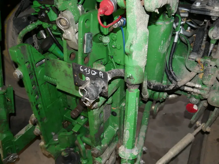 Les raccords rapides du circuit de fertilisation liquide facilitent les opérations d’attelage et de dételage de la cuve frontale et du semoir.