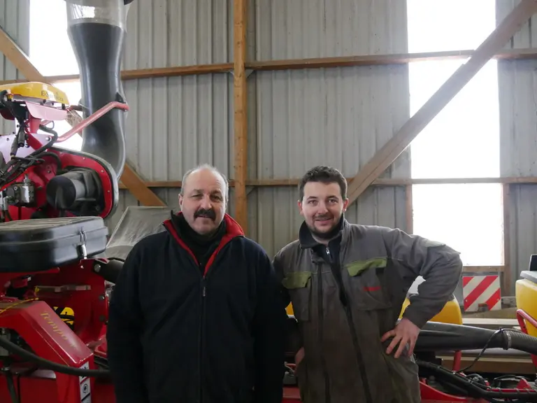 Denis et Nicolas Clauss, agriculteurs en Alsace, ont investi en commun dans un semoir Väderstad Tempo qu’ils ont équipé d’un système de fertilisation