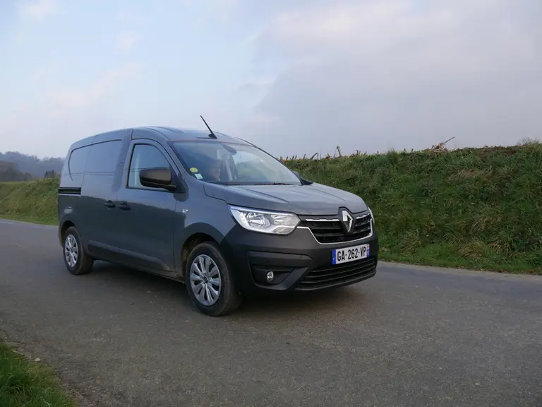 L’Express Van accède au choix à un quatre cylindres essence 1,3 l TCE de 100 ch ou à deux diesel 1.5 dCi Blue de 75 et 95 ch.