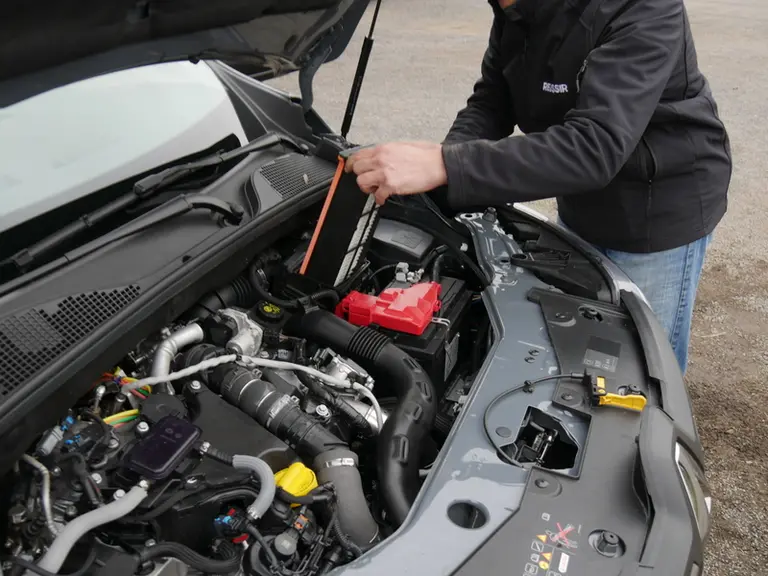 Le filtre à air du Renault Express Van se dépose rapidement et sans outil.