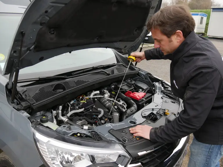 La jauge à huile du Renault Express Van est intégrée au bouchon de remplissage.