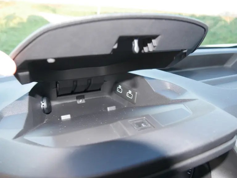 Un petit coffre devant le chauffeur héberge deux prises USB et une prise 12 volts.