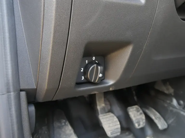 La hauteur des phares se règle avec une molette agissant sur un câble sur le Renault Express Van.