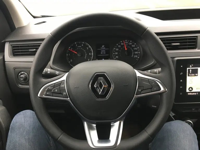 Le limiteur et le régulateur de vitesse s'activent facilement depuis le volant multifonction du Renault Express Van.