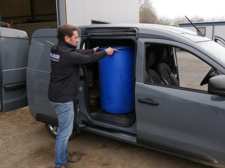 Standard sur le Renault Express Van, la porte latérale coulissante à droite dégage une ouverture de 716 mm de large.