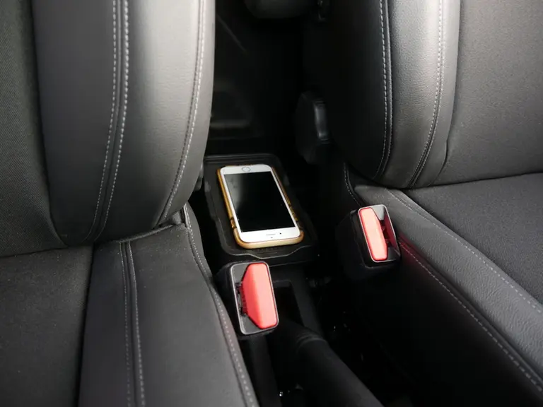 Un chargeur à induction pour smartphone est disponible en option (200 euros HT) sur le Renault Express Van.