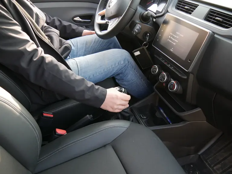 Le levier de vitesses et l’écran tactile du système multimédia sont positionnés assez bas sur le Renault Express Van.