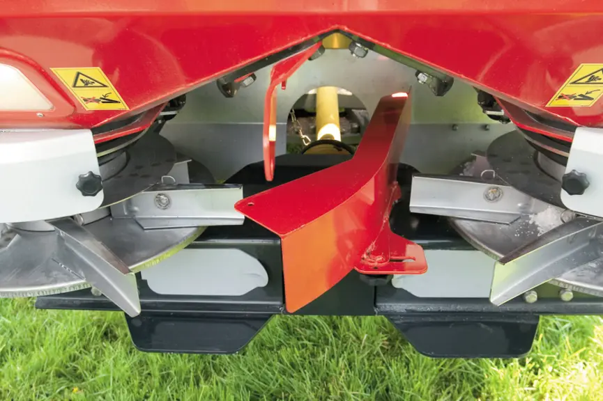 Le déflecteur central de Kverneland, Kubota et Vicon, en version à descente manuelle, agit uniquement sur le disque gauche du distributeur d'engrais.